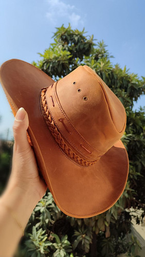کلاه کابویی تمام چرم طبیعی مدل وسترن لبه قوس پذیر رنگ عسلی (روشن)